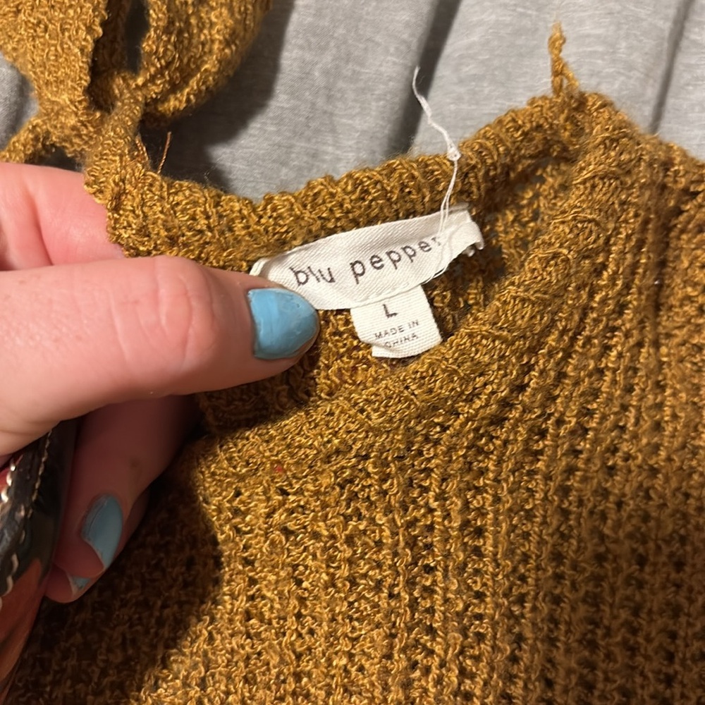 Yellow Sweater - Picture 4 of 7
